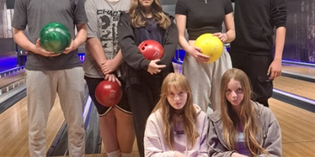 Powiększ grafikę: miedzyszkolne-mistrzostwa-bowlingowe-619514.jpg